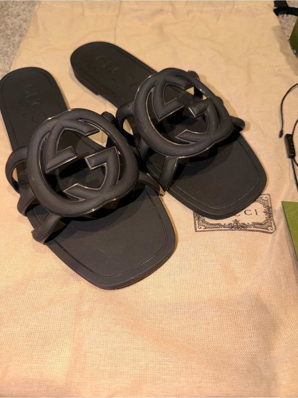 Gucci Women's Interlocking G slide sandal - Picture 5 of 12